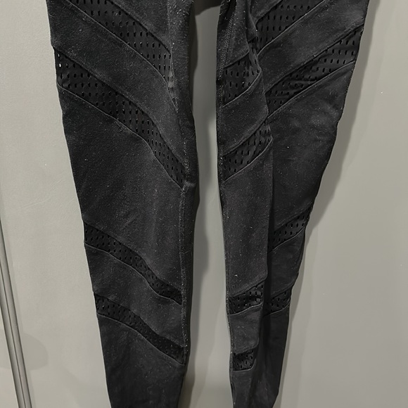 Beyond Yoga black leggings - Picture 3 of 6